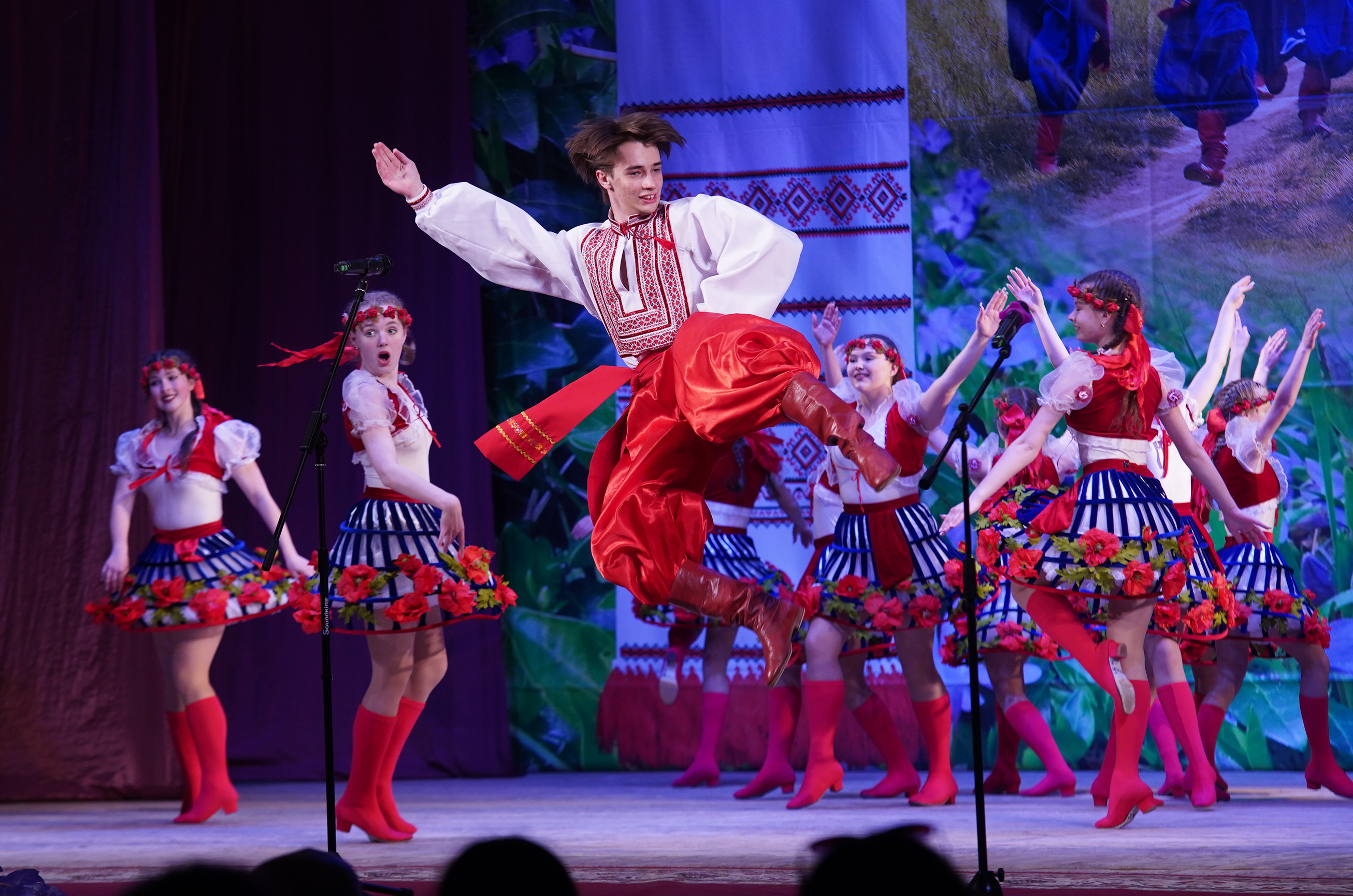 Бережуть українське народне мистецтво. «Барвінкове кружало» у Вінниці зібрало на сцені 400 юних артистів 